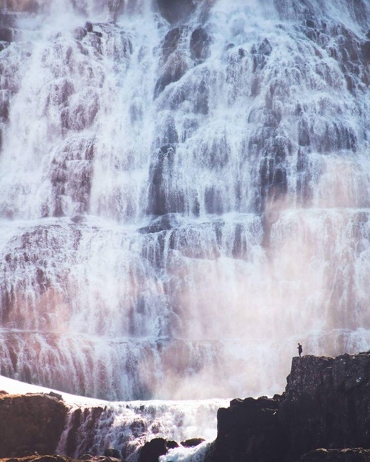 
	
	Và rồi nhẹ nhàng đáp xuống Iceland, ngỡ ngàng trước thác nước Dynjandi kiêu sa. (Nguồn IG @elizabethgadd)